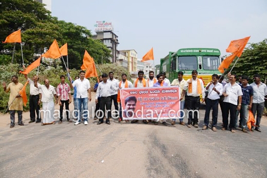 Hindu Mahasabha stages Rasta Roko  near Pumpwell 2